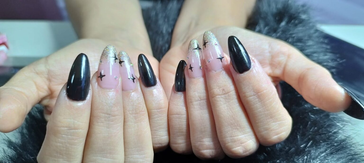 Trabajo de uñas en salón SoleMio, Ciudad Colón